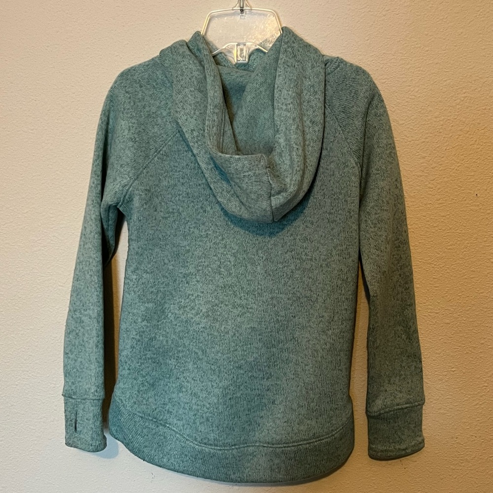 Sea green pull over.